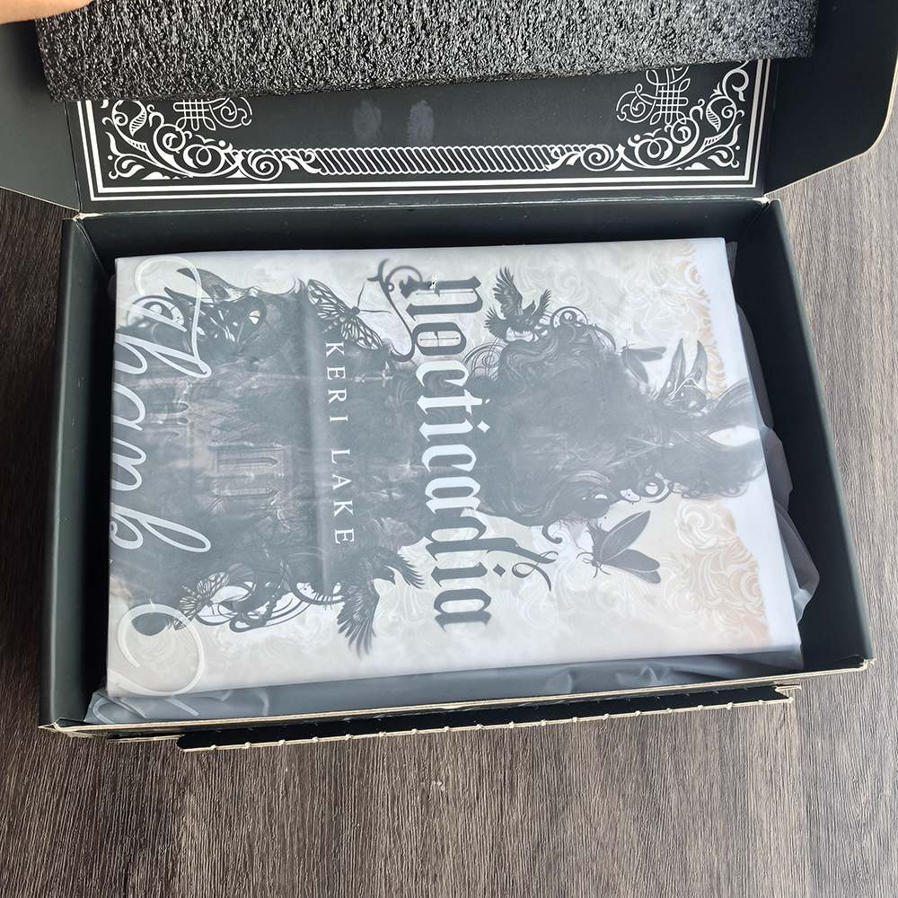 Impresión de un libro de cuentos románticos con sobrecubierta con borde rociado